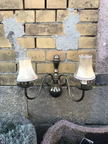 Stilvolle Wandlampe mit 2 Schirmchen