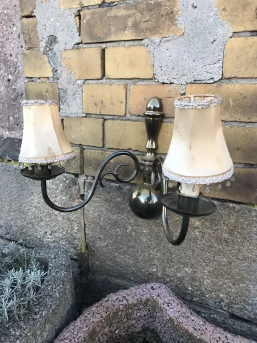 Stilvolle Wandlampe mit 2 Schirmchen