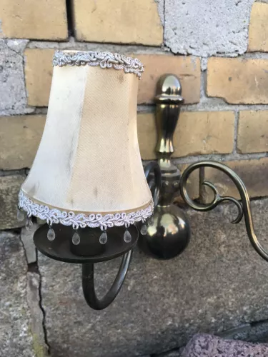 Stilvolle Wandlampe mit 2 Schirmchen