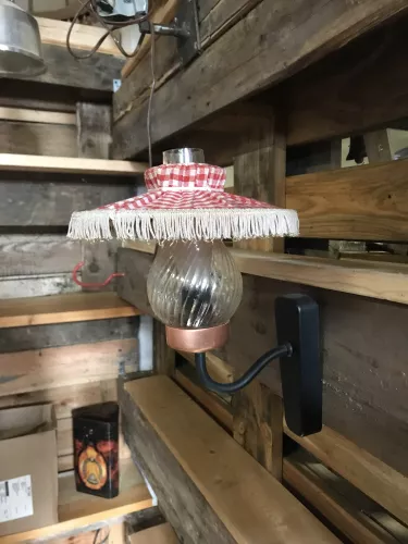 Wandlampe mit rot weiß kariertem Schirmchen