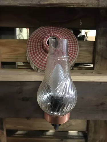 Wandlampe mit rot weiß kariertem Schirmchen