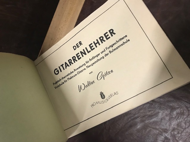 Der Gitarrenlehrer, Götze