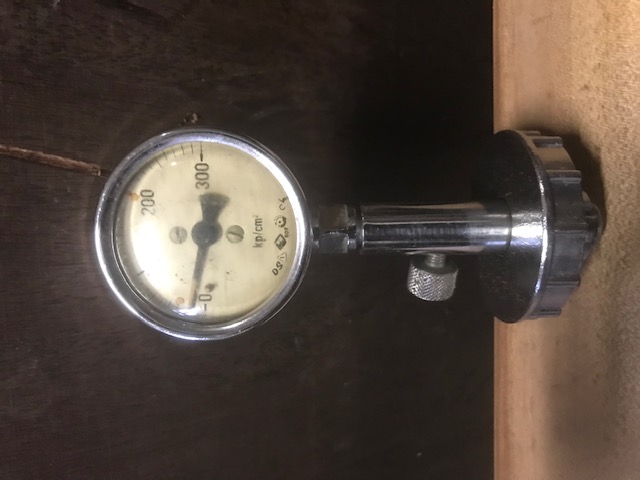 Altes Manometer