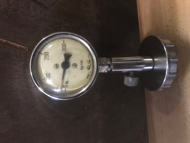 Altes Manometer