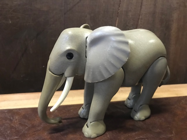 Beweglicher Elefant aus Plaste