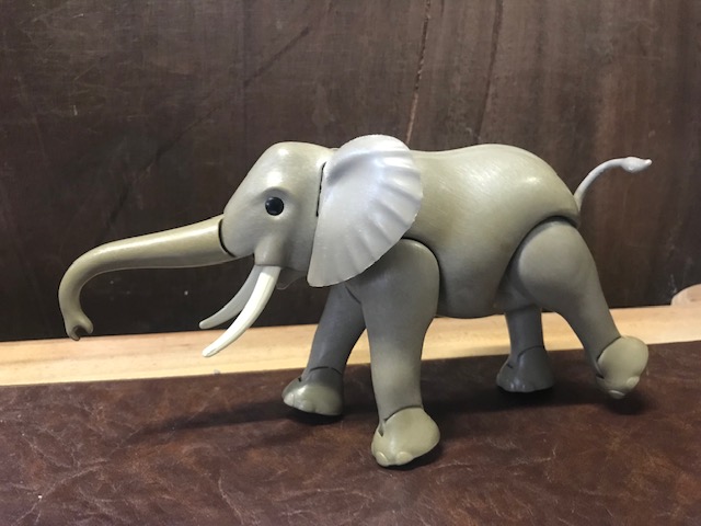 Beweglicher Elefant aus Plaste