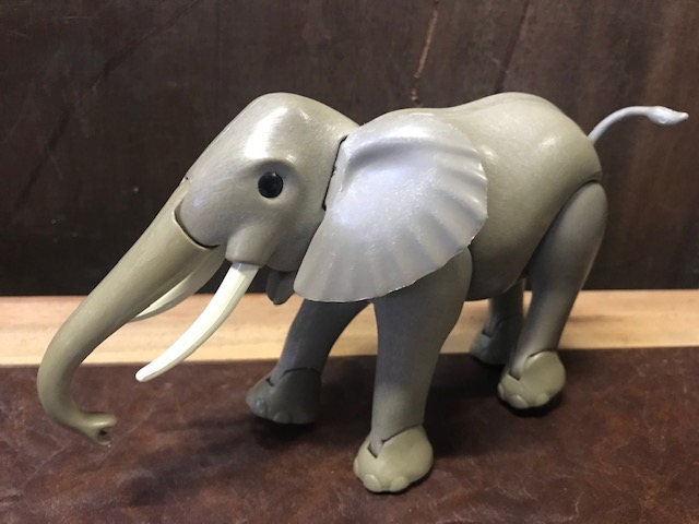 Beweglicher Elefant aus Plaste