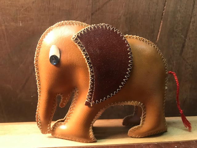 DDR Elefant aus Kunstleder