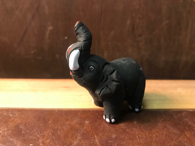 Schwarzer Elefant, Handarbeit