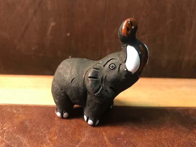 Schwarzer Elefant, Handarbeit