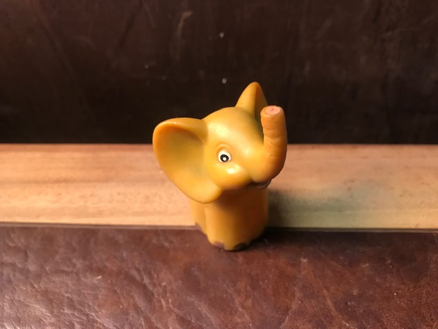 Elefant gelb aus weicher Plaste