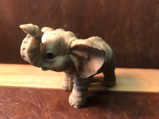 Grauer Elefant