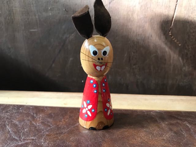 Osterhasenfigur aus Holz, Erzgebirge 